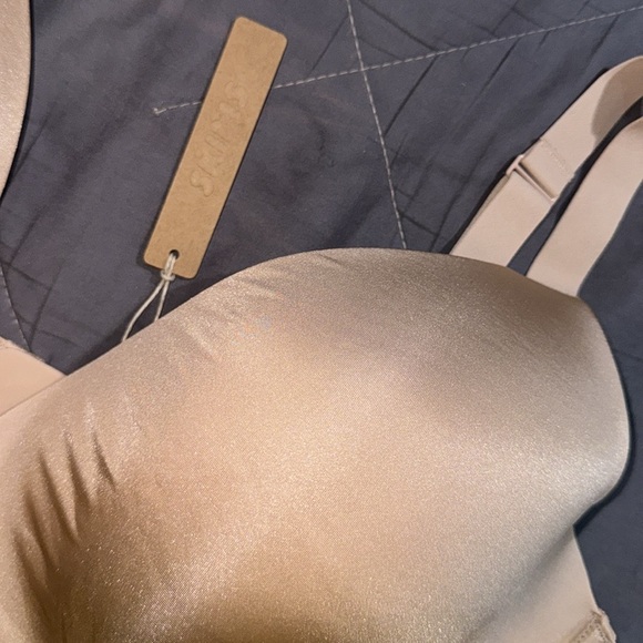SKIMS WIRELESS BRA - Picture 2 of 10